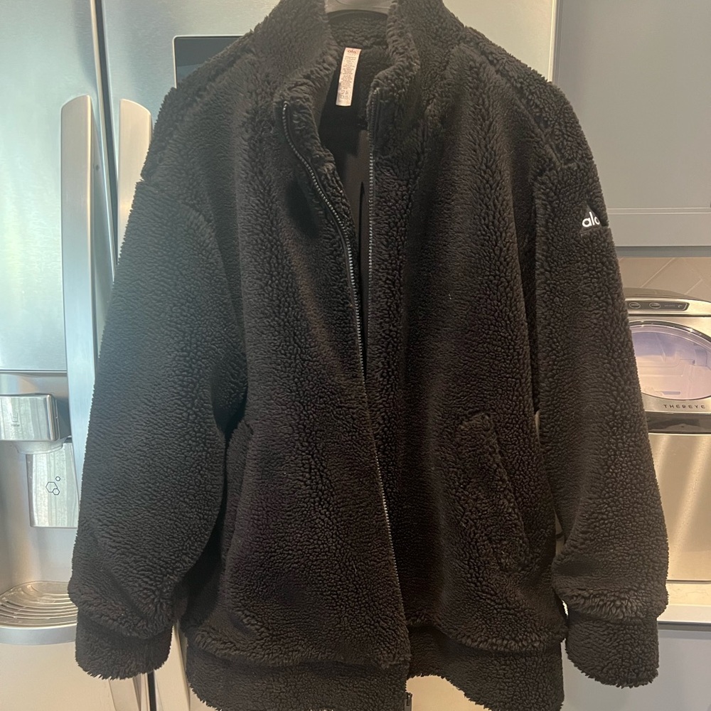 Like new black Alo Yoga Norte Sherpa jacket, size Small.